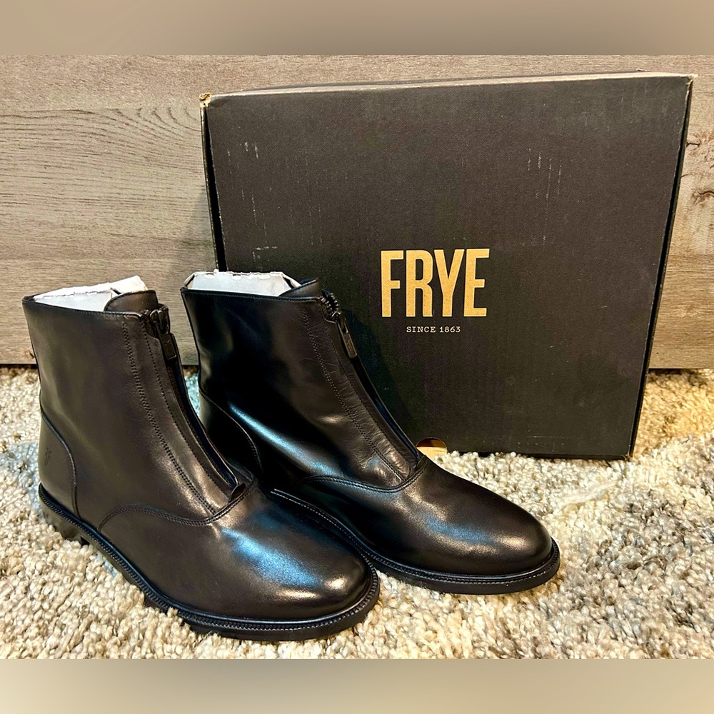 Frye Kelly Front Zip Bootie in black
